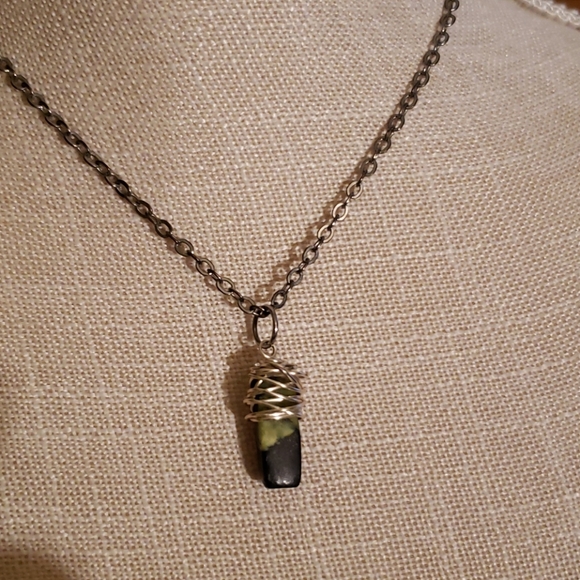 Jewelry - Green stone necklace